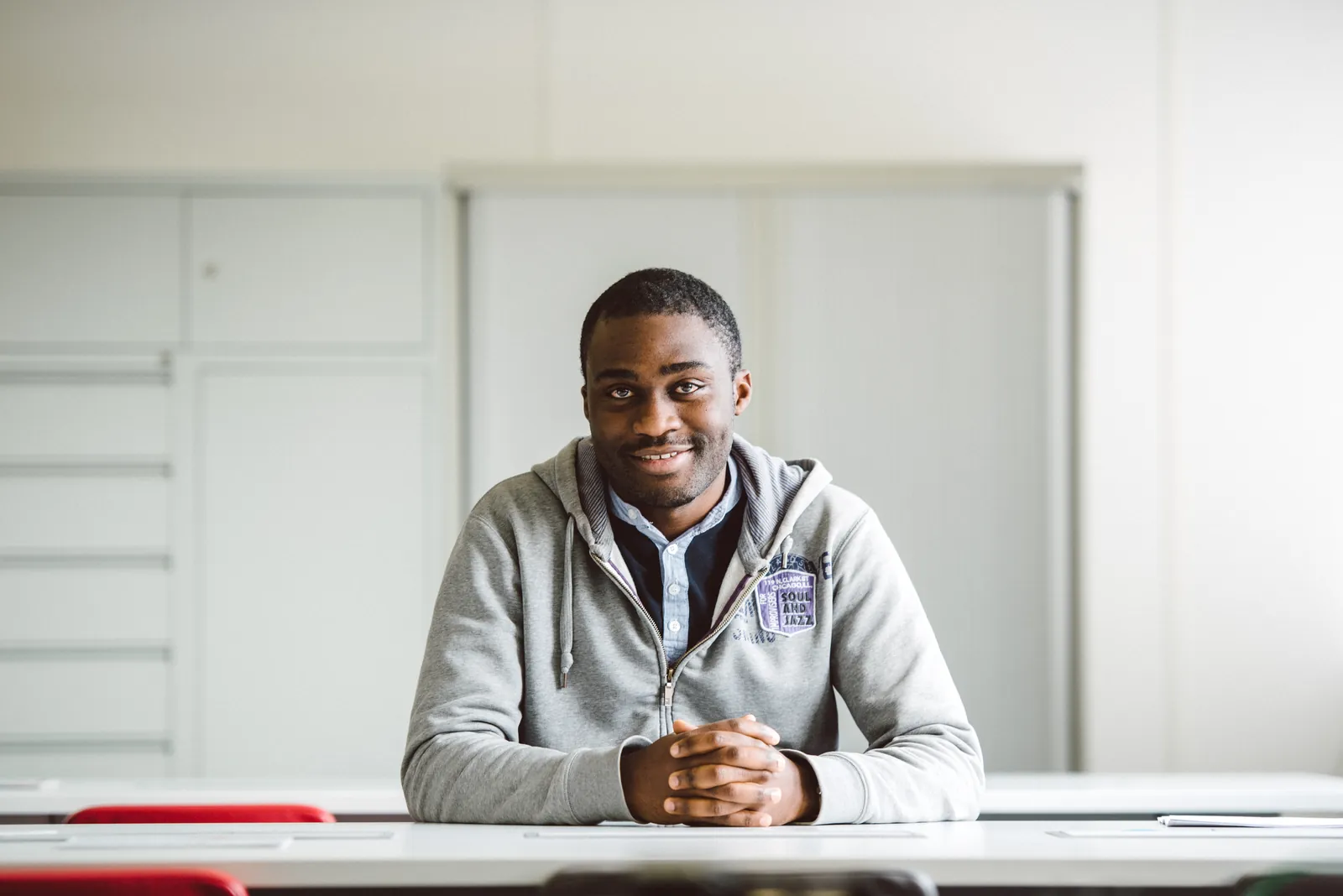 Portrait de Martin LEKPA, Tech Lead et Formateur en Observabilité, souriant dans une salle de formation